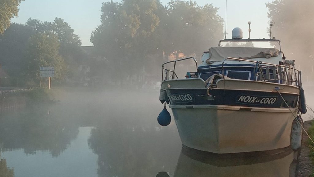 Photo du bateau Noix de Coco à quai dans la brume
